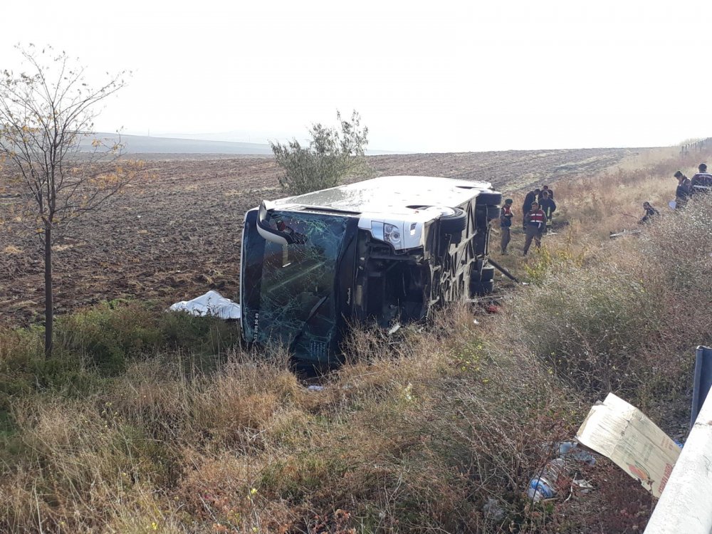 Trabzon plakalı yolcu otobüsü devrildi: 1 ölü