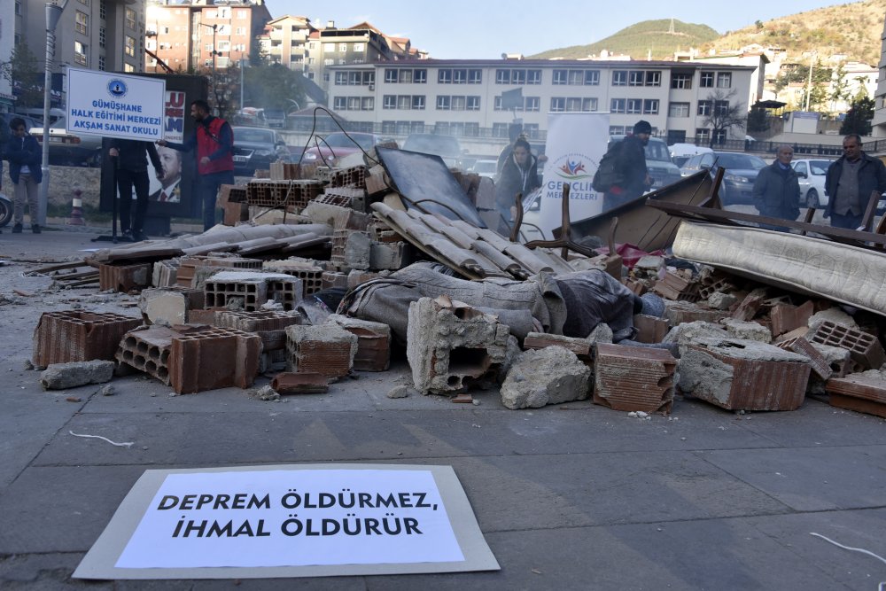 Düzce depremindeki acıyı sokak tiyatrosuna taşıdılar