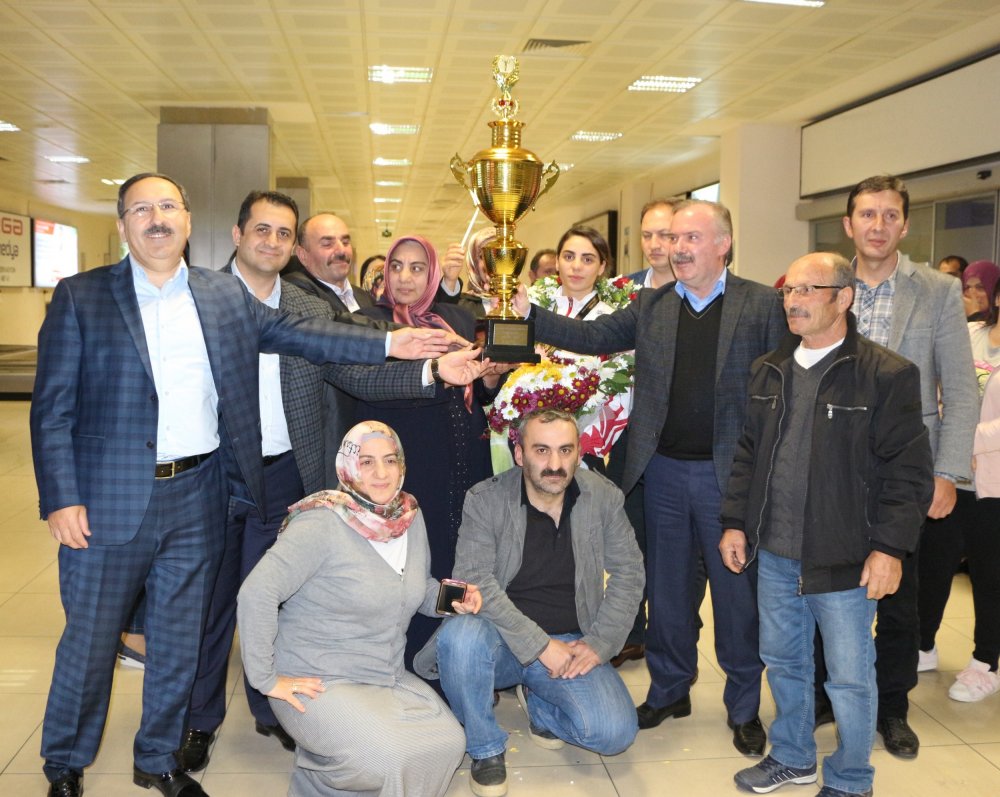 Şampiyon Trabzon'da çiçeklerle karşılandı