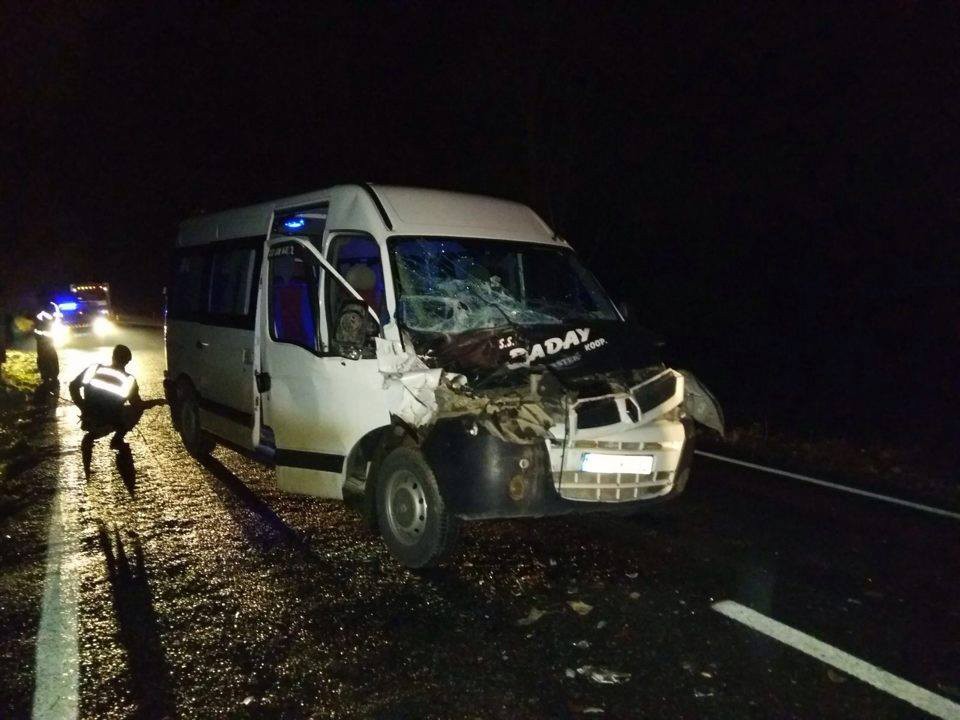 Traktörle minibüs çarpıştı: 2 yaralı 