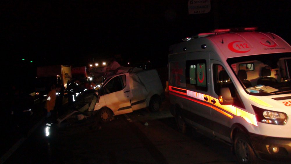 Ticari araç kamyona çarptı: 1 ölü, 1 yaralı