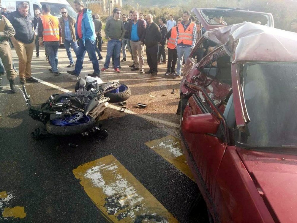 Motosiklet otomobile çarptı: 1 Ölü 4 yaralı