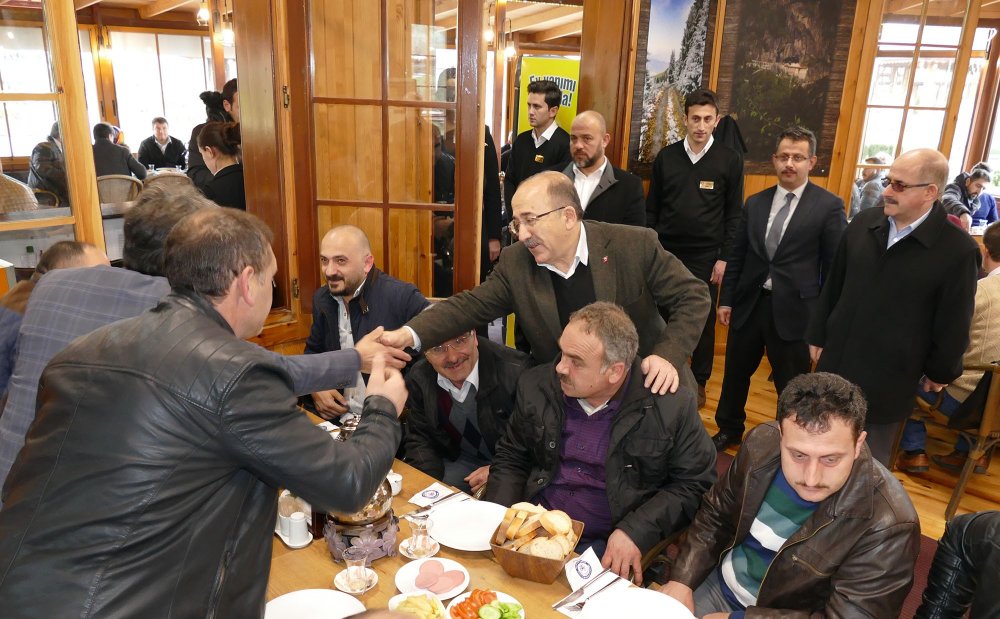 Gümrükçüoğlu Belediye çalışanları ile bir araya geldi