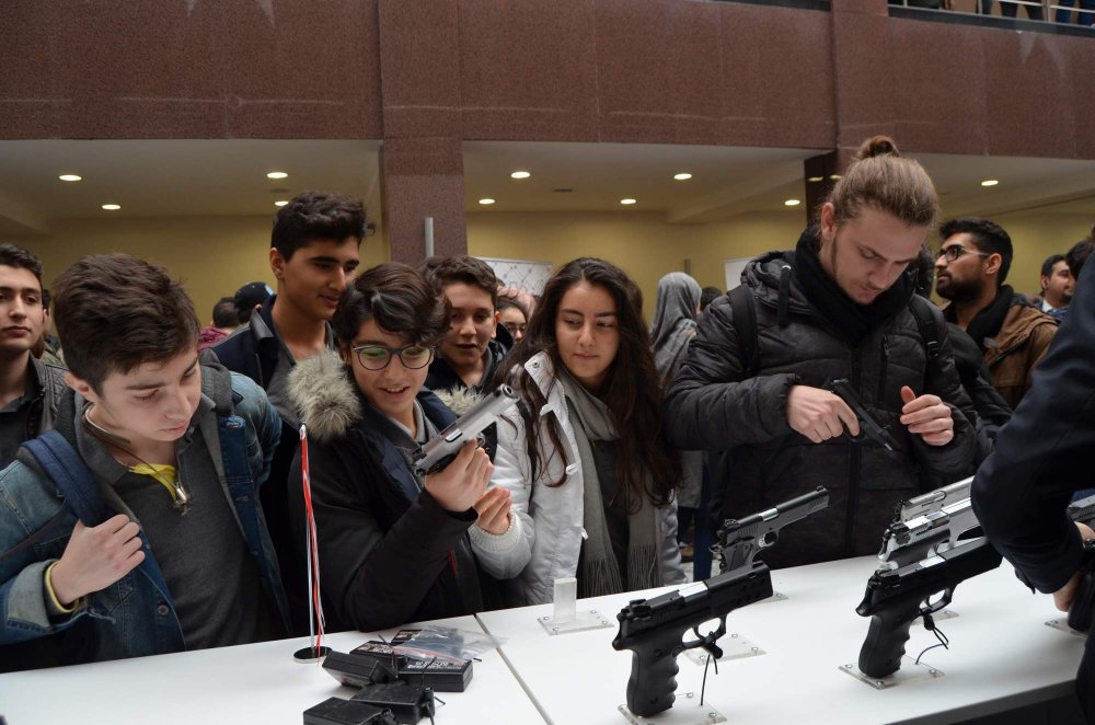 Trabzon'da öğrencilerden silahlara yoğun ilgi