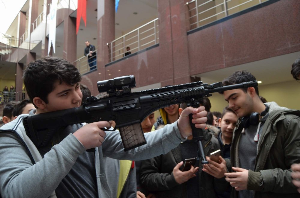 Trabzon'da öğrencilerden silahlara yoğun ilgi