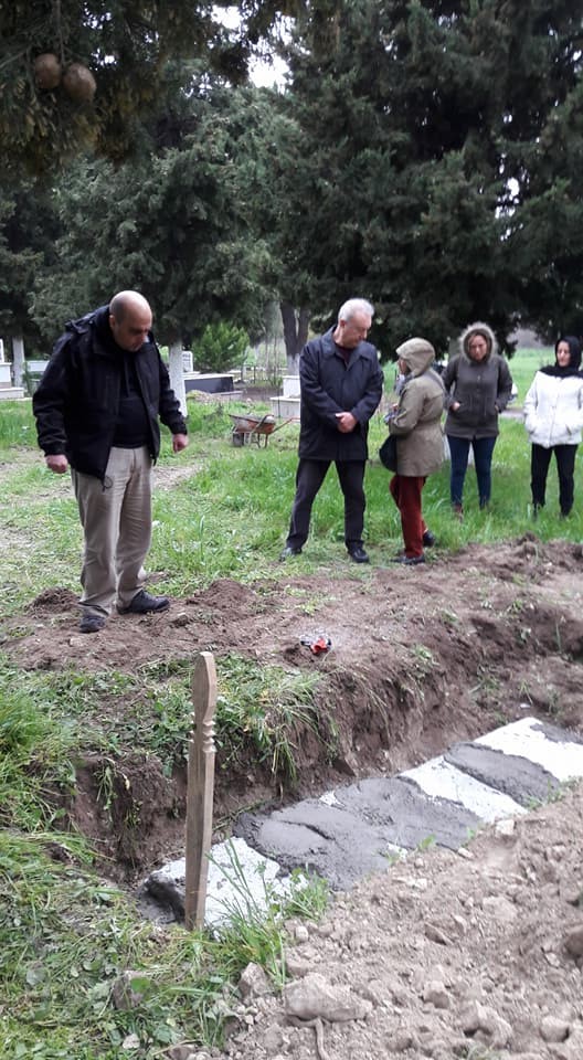 Ateist babasının mezarına beton döktü