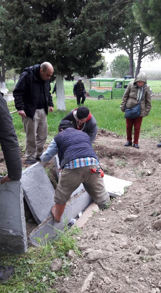 Ateist babasının mezarına beton döktü