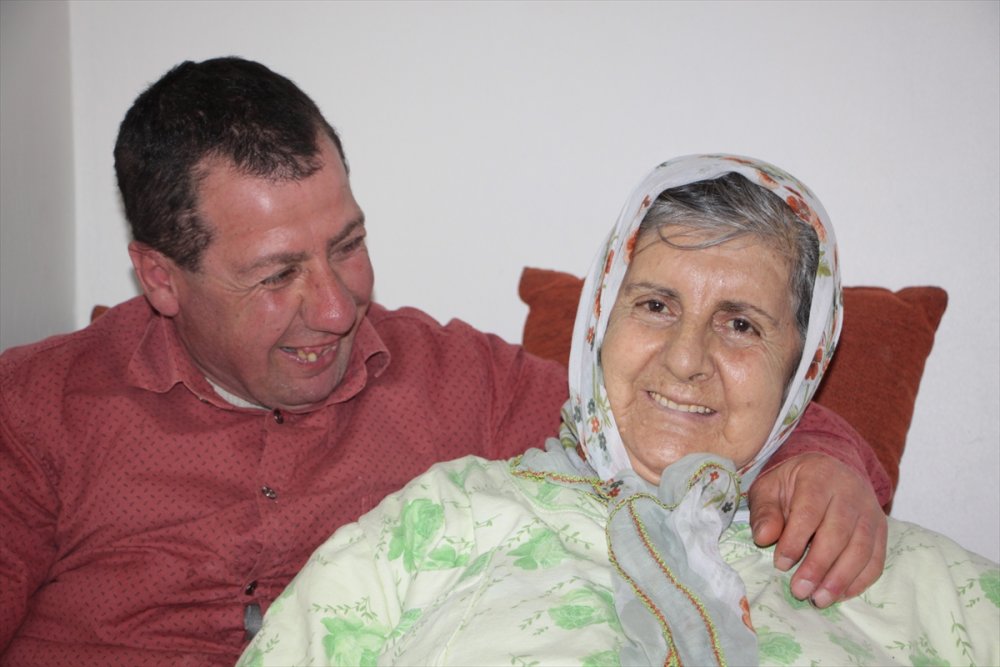 72 yaşında felçli eşine ve engelli oğluna bakıyor