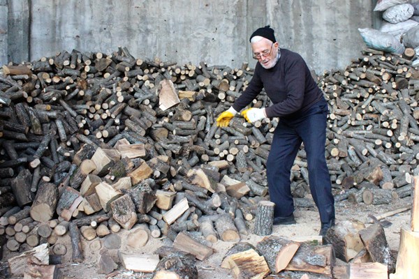 85'lik Herkül dede, her gün 3 ton odun kırarak gençlere meydan okuyor