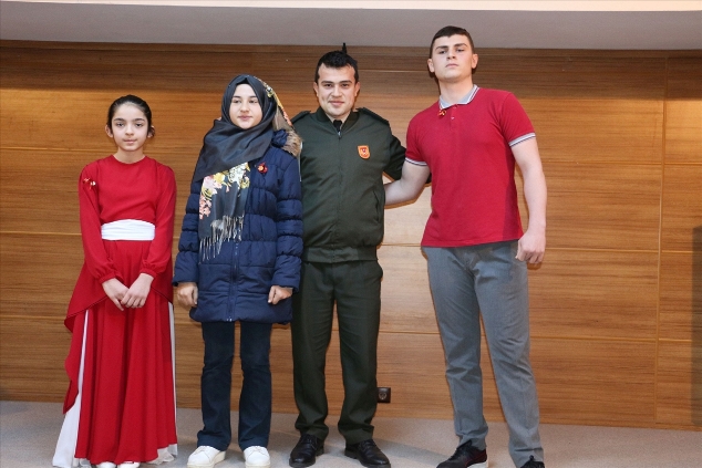 Öğrenciler ödüllerini Mehmetçik Vakfı'na bağışladı