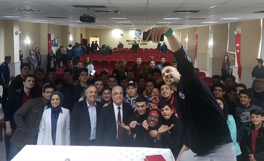 Trabzonspor'un dev adamları öğrencilerle