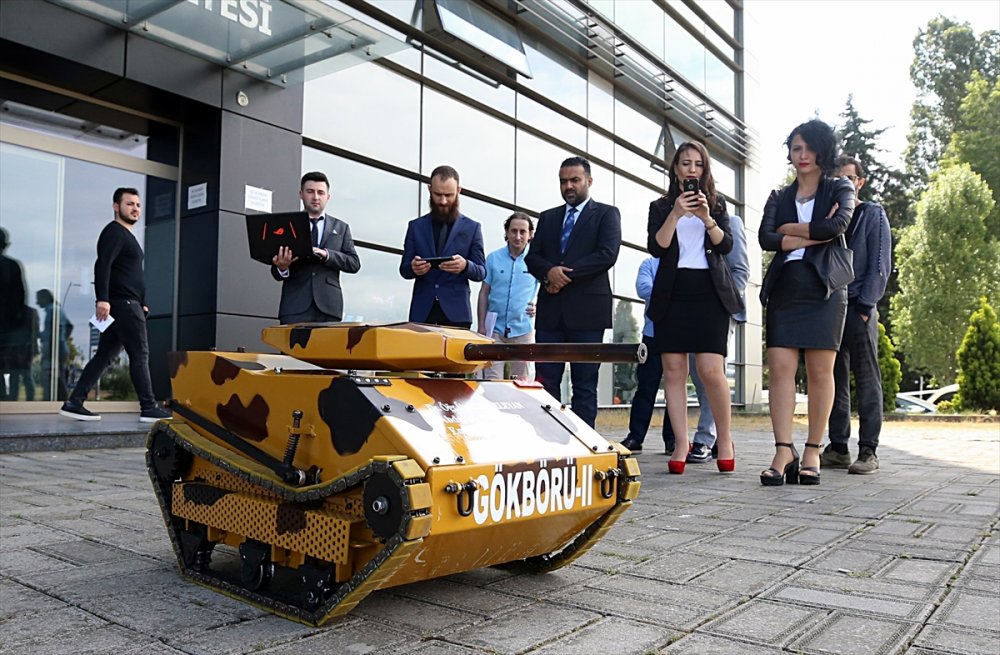 Üniversite öğrencileri elektromanyetik fırlatıcılı mini tank yaptı