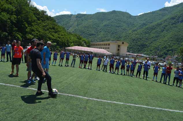 Fenerbahçeli futbolcu Trabzonspor futbol okulunu ziyaret etti