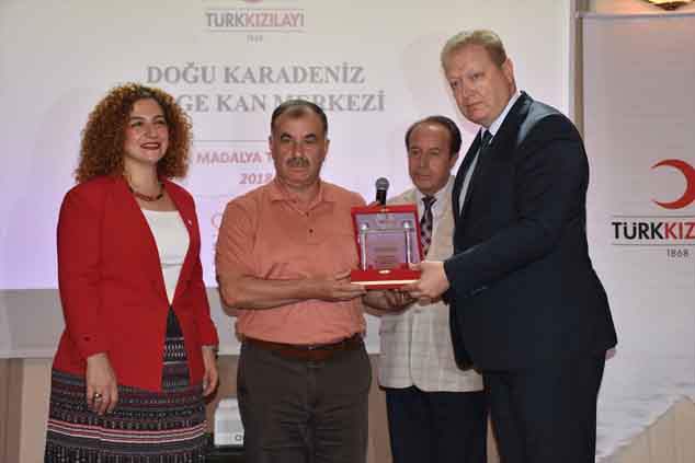Trabzon'da düzenli kan bağışçıları ödüllendirildi