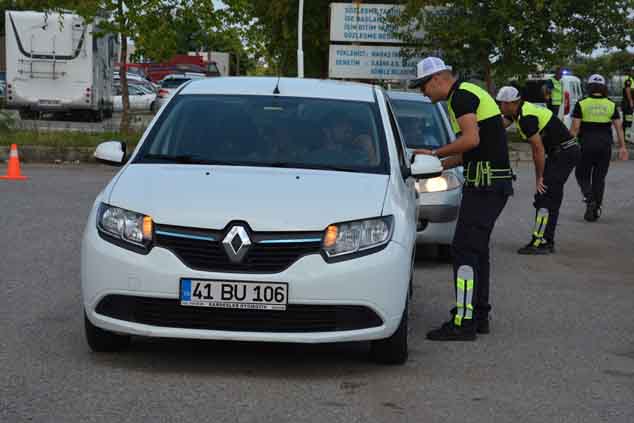 Giresun'da polis sürücülere çay ikram etti
