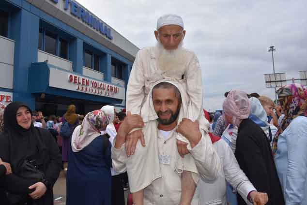 Trabzonlu'dan büyük vefa - Kayınpederini omzunda taşıdı