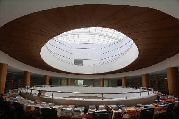 Bayburt'ta tasarımı ile dikkat çeken kütüphane - Nasıl oturursanız oturun...