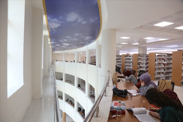 Bayburt'ta tasarımı ile dikkat çeken kütüphane - Nasıl oturursanız oturun...