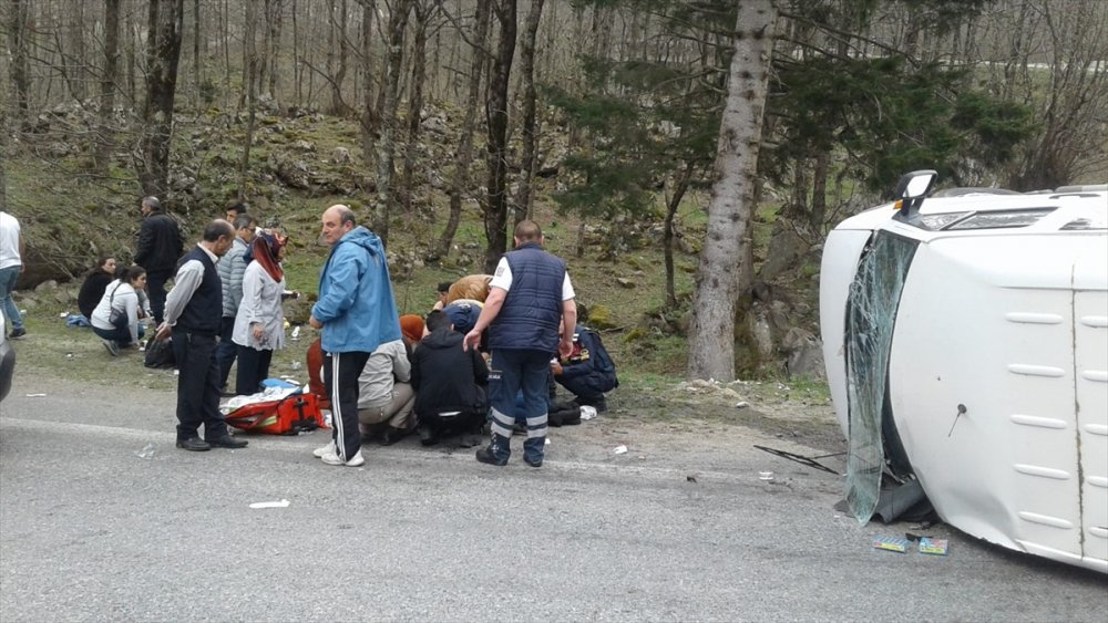 Ovit Dağı yolunda minibüs devrildi: 1'i ağır 10 kişi yaralı