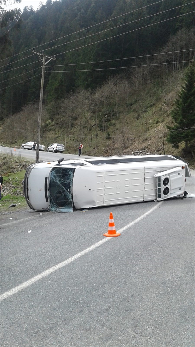 Ovit Dağı yolunda minibüs devrildi: 1'i ağır 10 kişi yaralı
