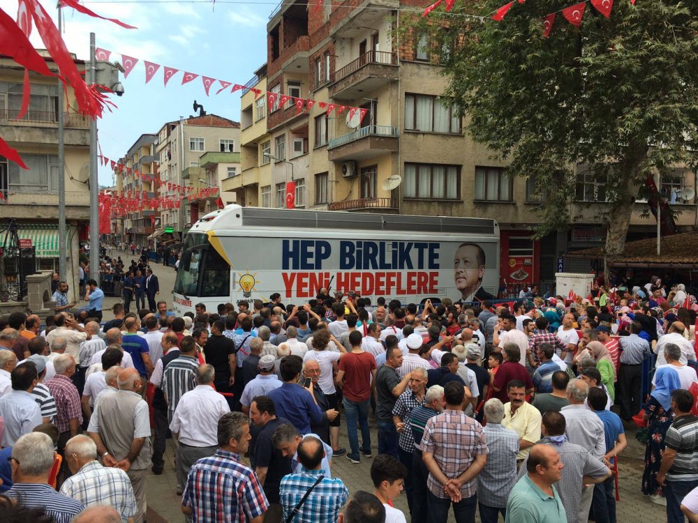 Trabzon'da Fenerbahçe tişörtlü görevli dikkat çekti!