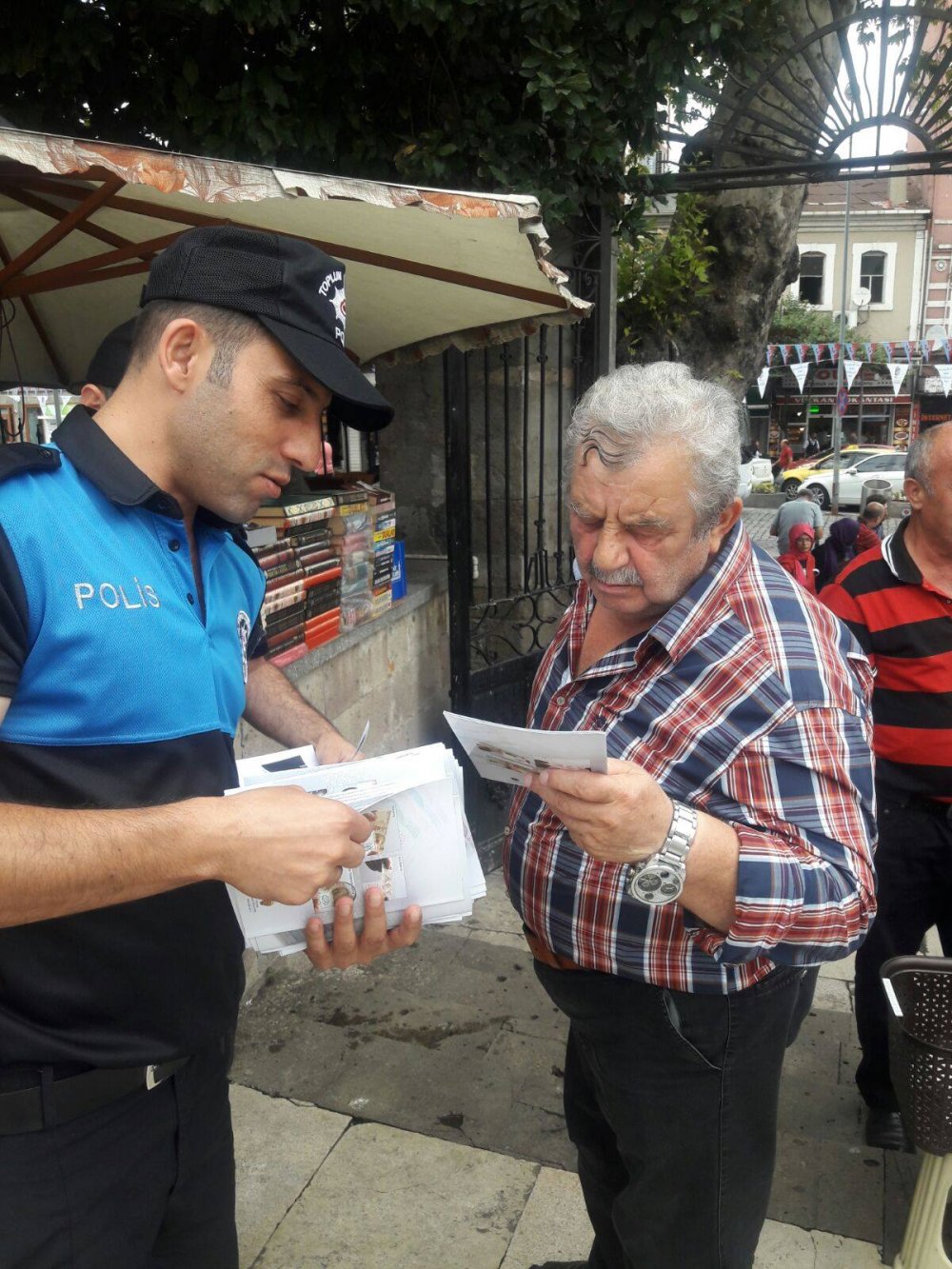 Trabzon'da polislerden vatandaşlara sahte para uyarısı