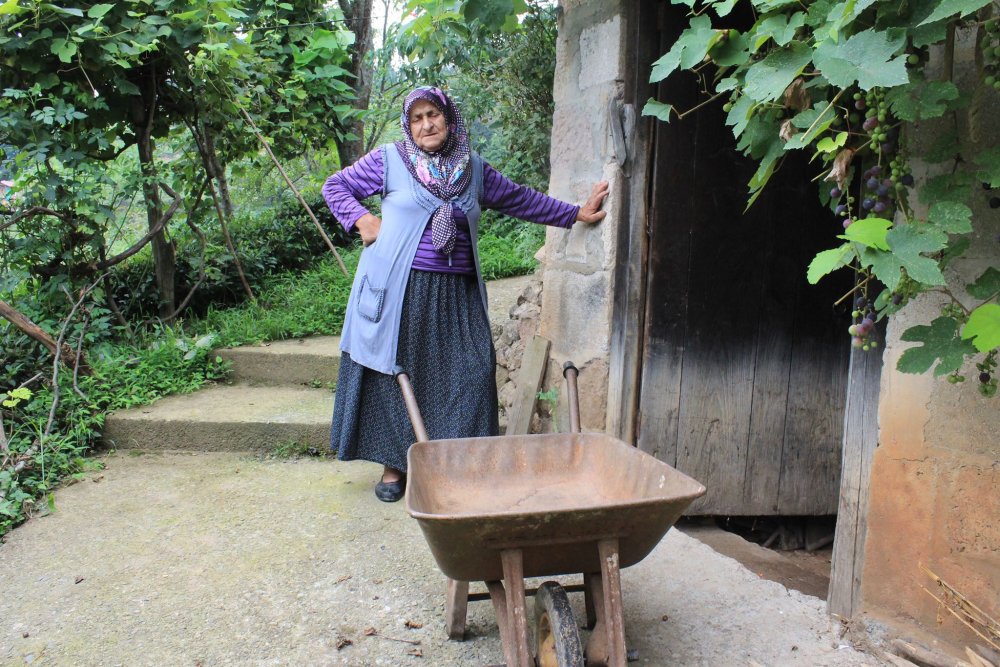 Cefakar Karadeniz kadını yağmur suyu biriktirerek su ihtiyacını karşılıyor 