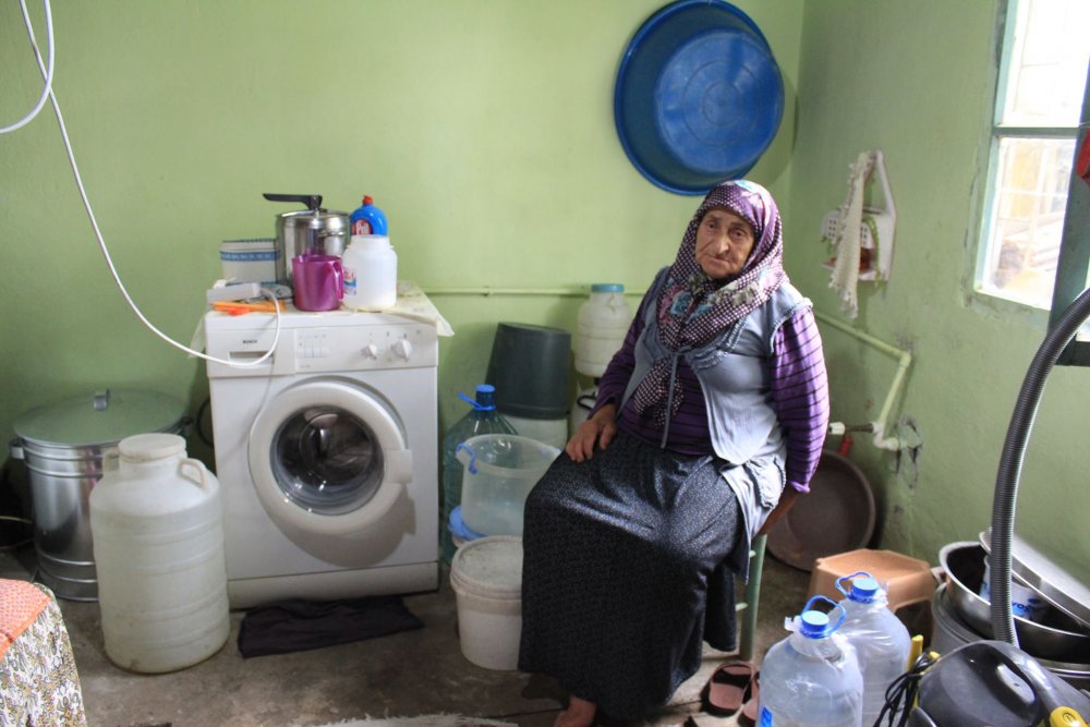 Cefakar Karadeniz kadını yağmur suyu biriktirerek su ihtiyacını karşılıyor 
