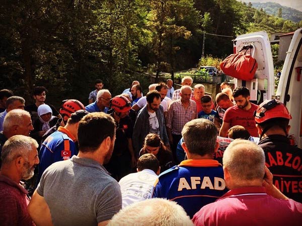 Trabzon'da kaza: Motosikletle dereye uçtu