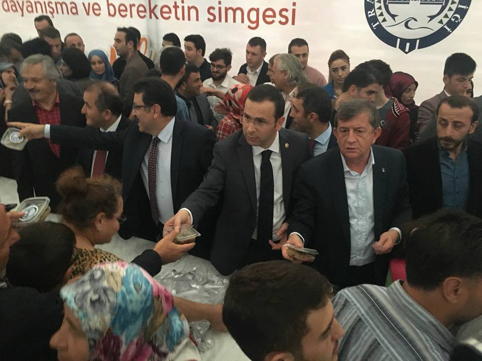 Bakan Soylu Trabzon'da aşure dağıttı