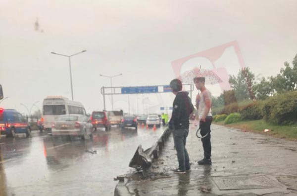 Trabzon'da kaza - Bariyerlere çarptı ters döndü