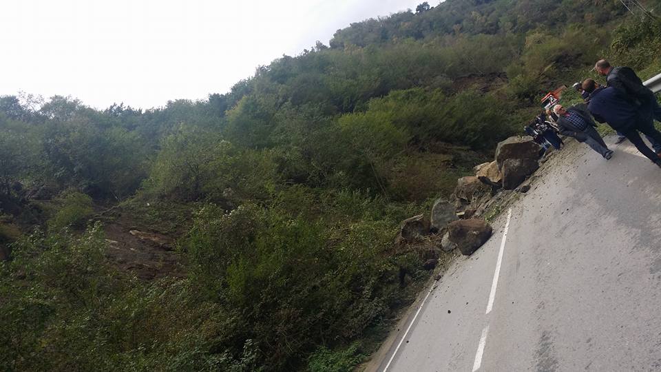 Trabzon'da dev kayalar yola düştü! 