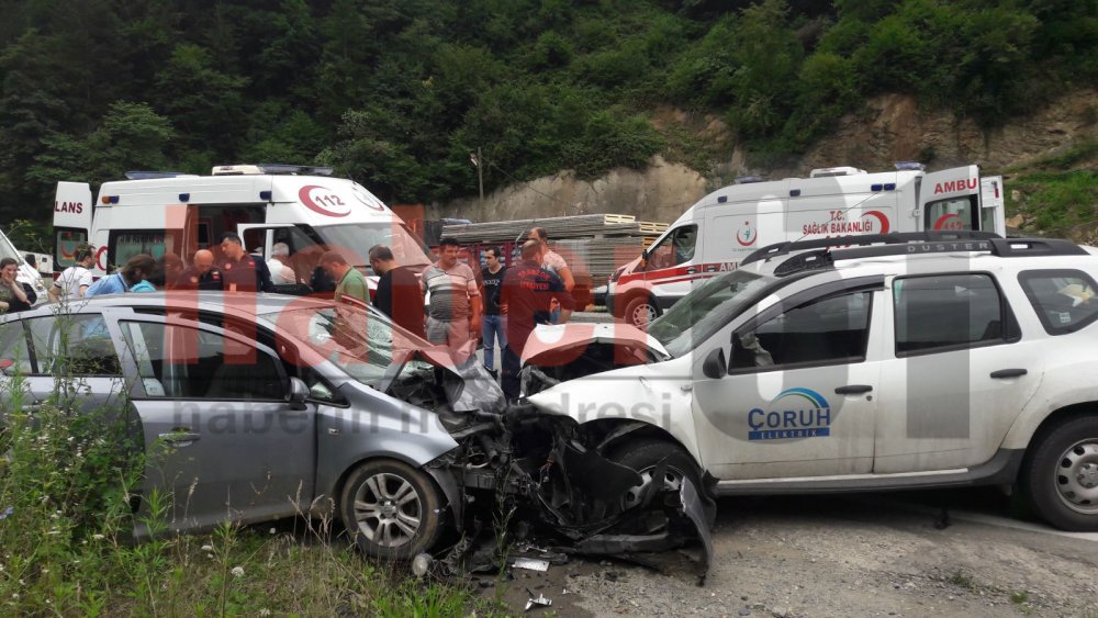 Trabzon'da araçlar kafa kafaya çarpıştı: 3 yaralı! 