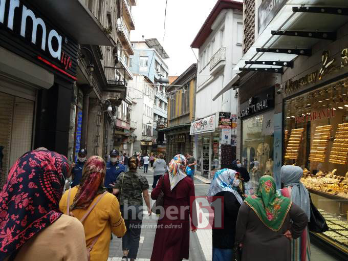Trabzon ‘evde kal’mıyor! Yer yer kalabalıklar var
