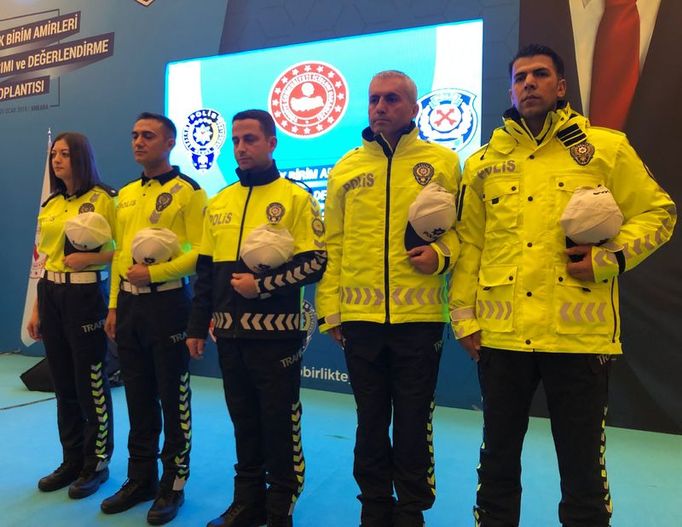 Süleyman Soylu trafik polislerinin yeni kıyafetlerini tanıttı