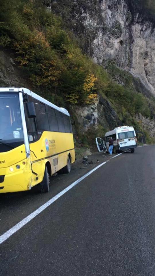 Trabzon'da okul servisi kaza yaptı!