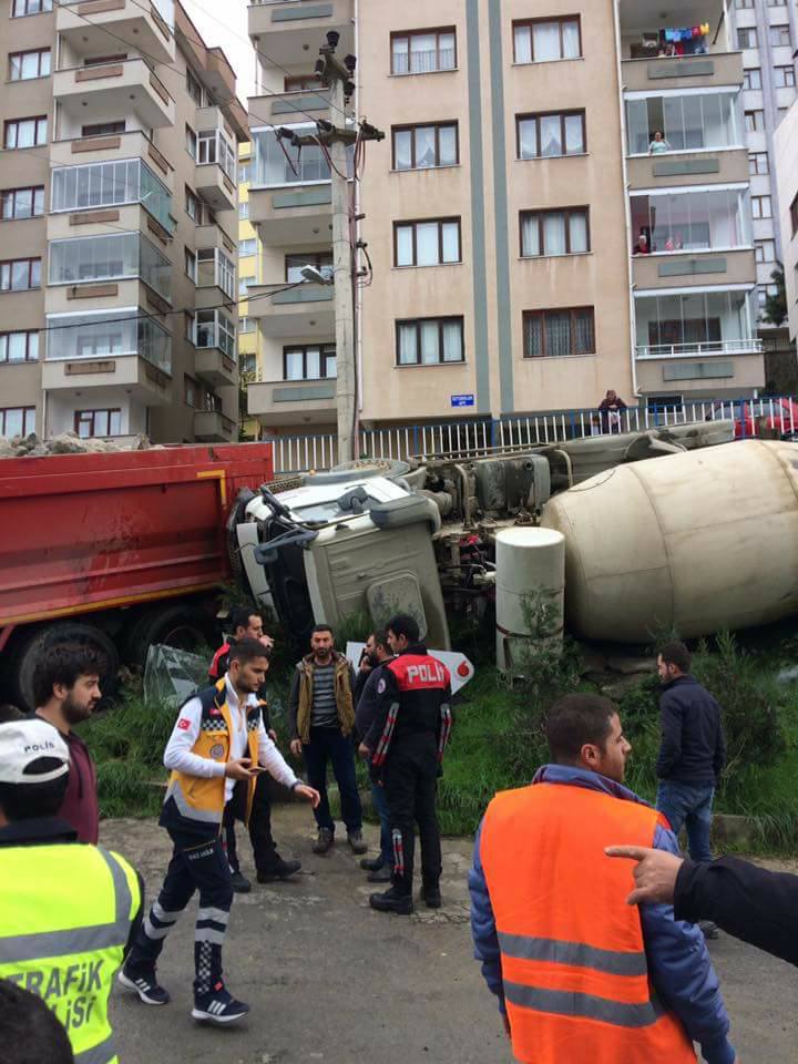 Trabzon'da kaza! Beton mikseri devrildi!