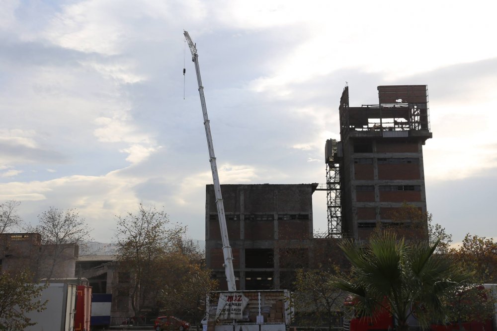 Trabzon'da' Oh be' dedirten görüntü... Zehir fabrikası yıkılıyor