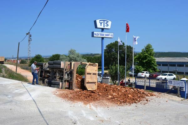 Trabzon plakalı kamyon şarampole devrildi
