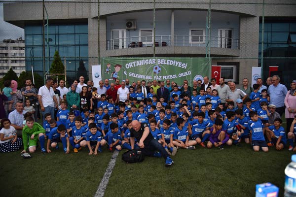 Ortahisar Futbol öğretiyor