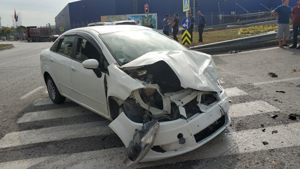 Trabzon plakalı otomobil kaza yaptı: 3 yaralı
