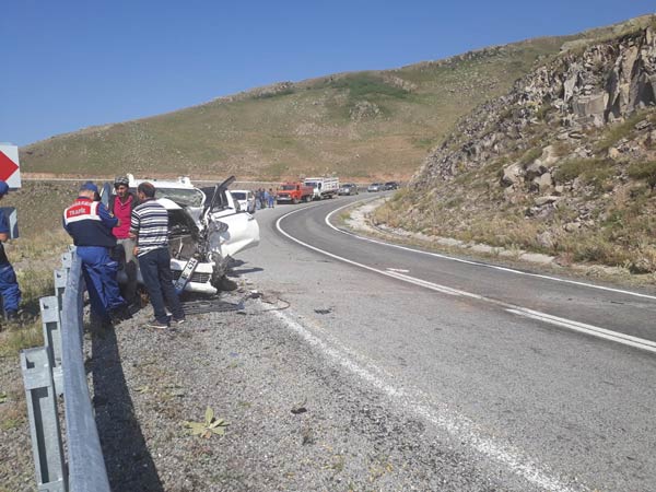 Trabzon plakalı araç kaza yaptı - 4 yaralı