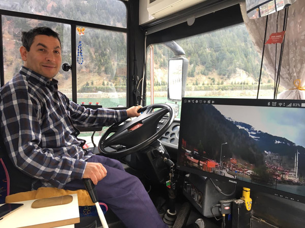 Yolcu otobüsünü canlı yayın aracına dönüştürdü Trabzon'a geldi
