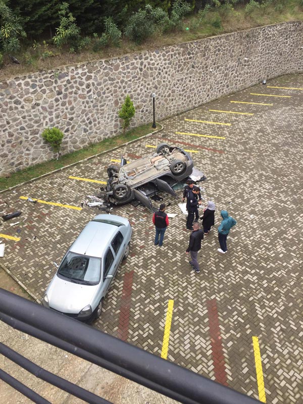 Trabzon'da otomobil duvardan uçtu: 2 yaralı