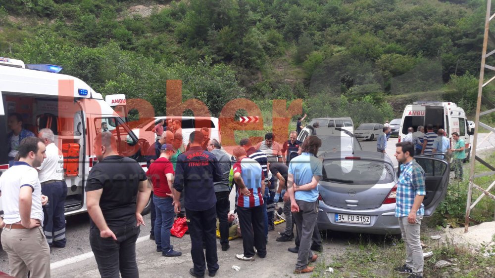 Trabzon'da araçlar kafa kafaya çarpıştı: 3 yaralı!