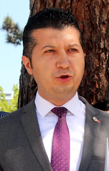AK Parti'li vekil tartıştığı CHP'li gencin boğazını sıktı, daha sonra özür diledi