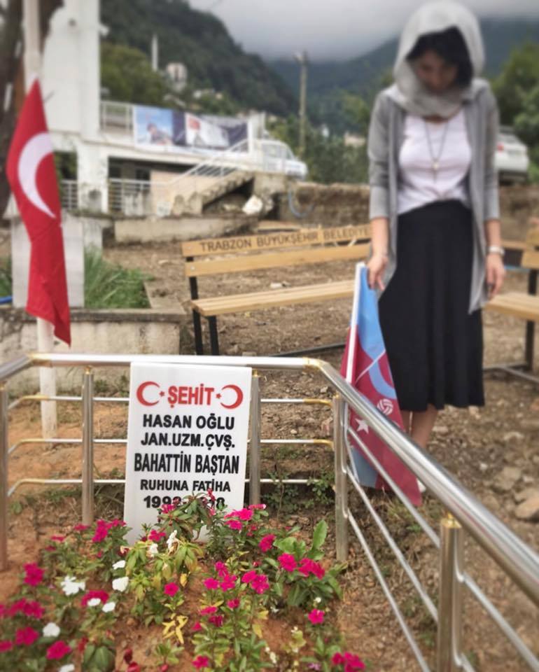 Trabzonlu başhekim ellinde şehit olan askerin mezarını ziyaret etti