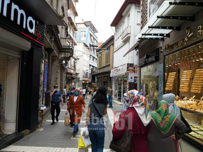 Trabzon ‘evde kal’mıyor! Yer yer kalabalıklar var