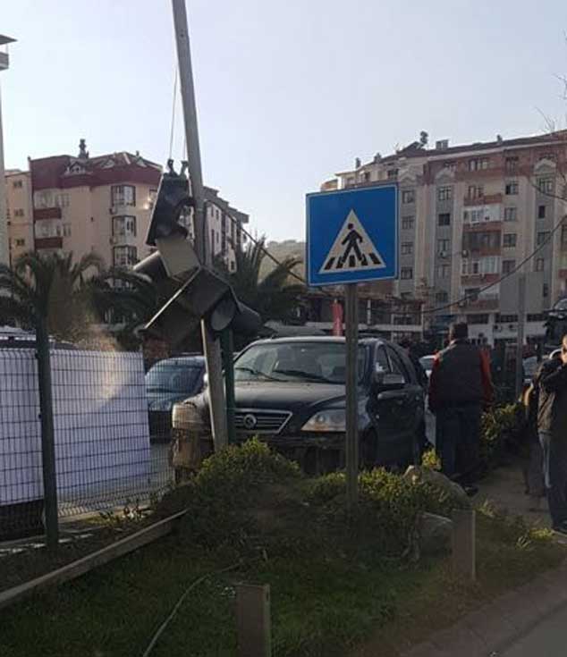 Trabzon'da kaza: Trafik lambasına çarptı