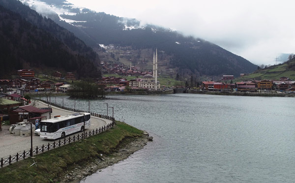 Yolcu otobüsünü canlı yayın aracına dönüştürdü Trabzon'a geldi